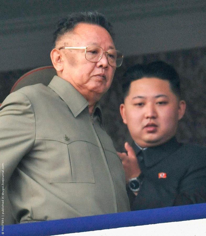 За парадом наблюдало всё высшее руководство страны, включая Ким Чен Ира и наследника престола — Ким Чон Ына.