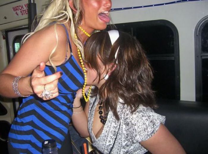 Девушки кусают друг друга за грудь (57 фото)