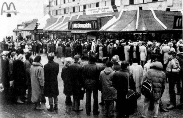 Первый МакДоналдс, спустя 20 лет (6 фото)