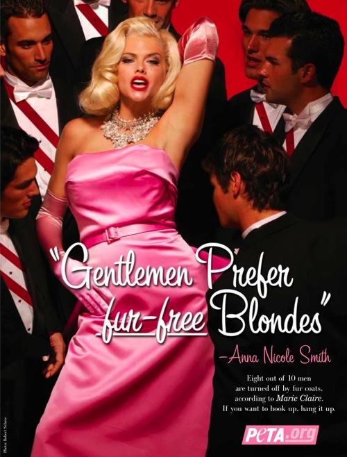 Покойная Анна Николь Смит (Anna Nicole Smith) в образе Мэрилин Монро в рекламной кампании PETA под слоганом «Джентельмены предпочитают блондинок, не носящих меха. Если хочешь присоединиться, завязывай»