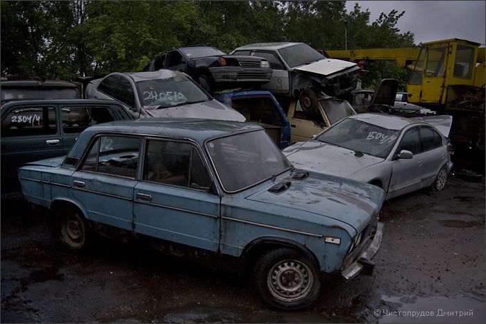 Кладбище автомобилей в Москве (42 фото)