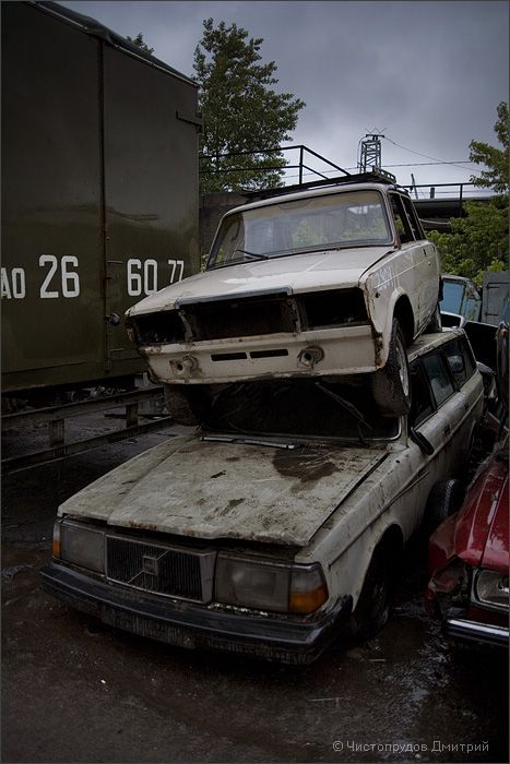 Кладбище автомобилей в Москве (42 фото)