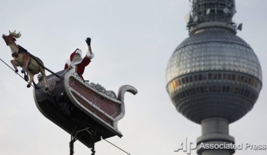 Санта-Клаус на летающих санях открывает рождественскую ярмарку в Берлине, Германия