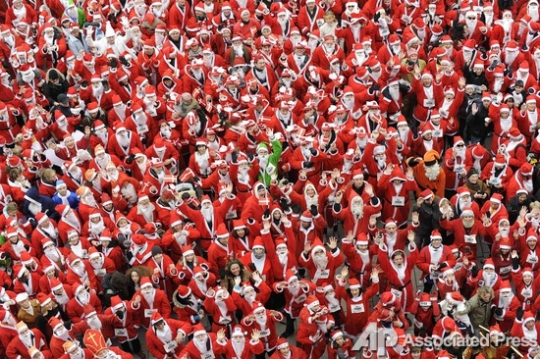 Благотворительный забег Санта-Клаусов в Гамбурге, Германия, в этом году собрал рекордное количество участников