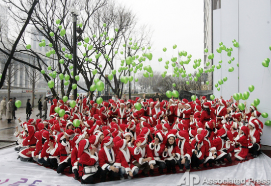 Сеул, Южная Корея. Волонтеры-сотрудники социальных служб города собрались на ежегодный слет Санта-Клаусов