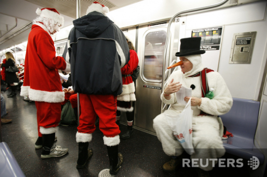 Нью-Йоркскую подземку наводнили Санта-Клаусы и их помощники