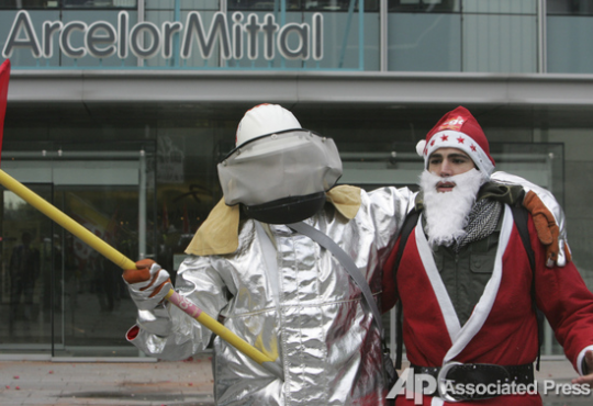 Сотрудники металлургической компании ArcelorMittal принимают участие в костюмированном протесте против сокращения рабочих у стен главного офиса компании в Париже