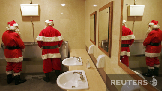 Санты - тоже люди: Учащиеся лондонской школы Санта-Клаусов встретились в туалете на переменке