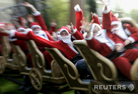 Санта-Клаусы лихачат в Европейском парке развлечений, Германия
