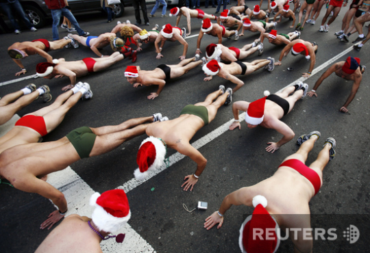 Участники благотворительного Santa Speedo Run в Бостоне, США, демонстрируют отличную физическую подготовку