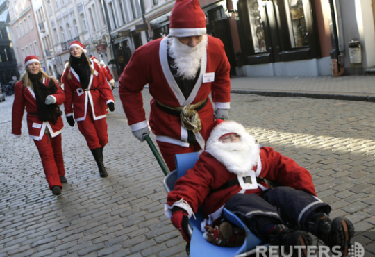 Участник Santa Fun Run в Риге нашел способ принять участие в благотворительном забеге без излишних физических нагрузок