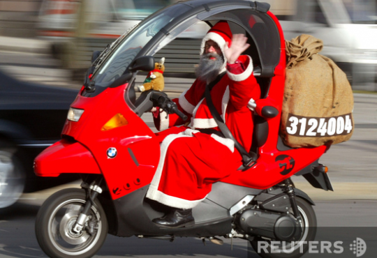 Берлинский Санта спешит к детишкам на скутере