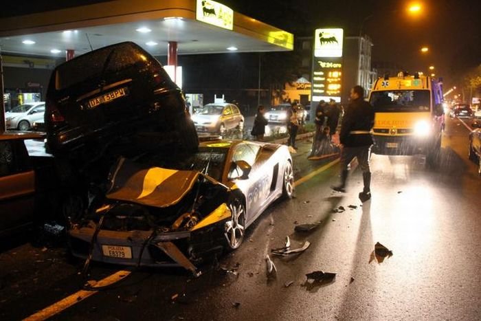 Итальянская патрульная машина Lamborghini Gallardo LP560-4  попала в аварию (13 фото)